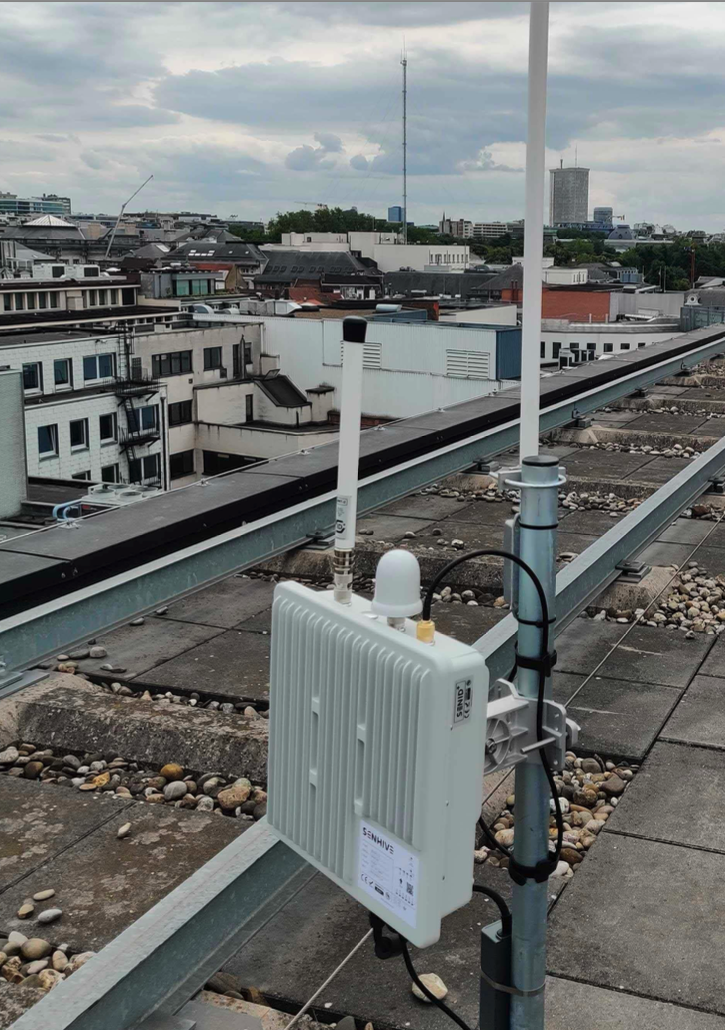 SENID+ drone detection system with omnidirectional antenna installed on rooftop for 360-degree airspace monitoring