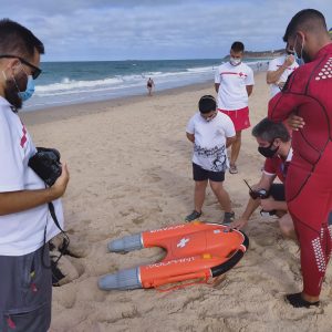 Demostracion dolphin 1 con cruz roja en Cadiz